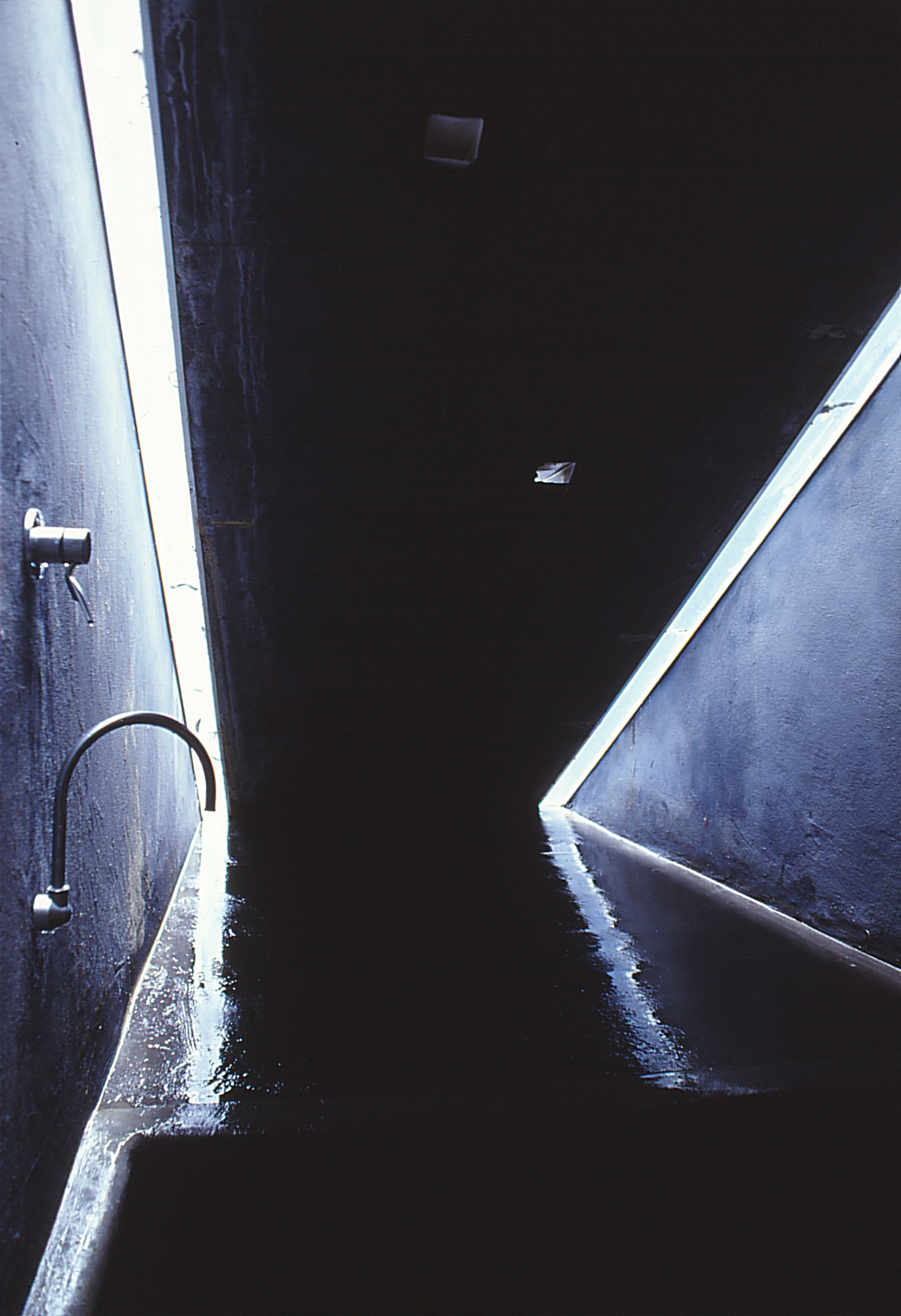Larson Kelly Residence 45_grotto bath under entry stair 2_Stephen Varady Photo ©