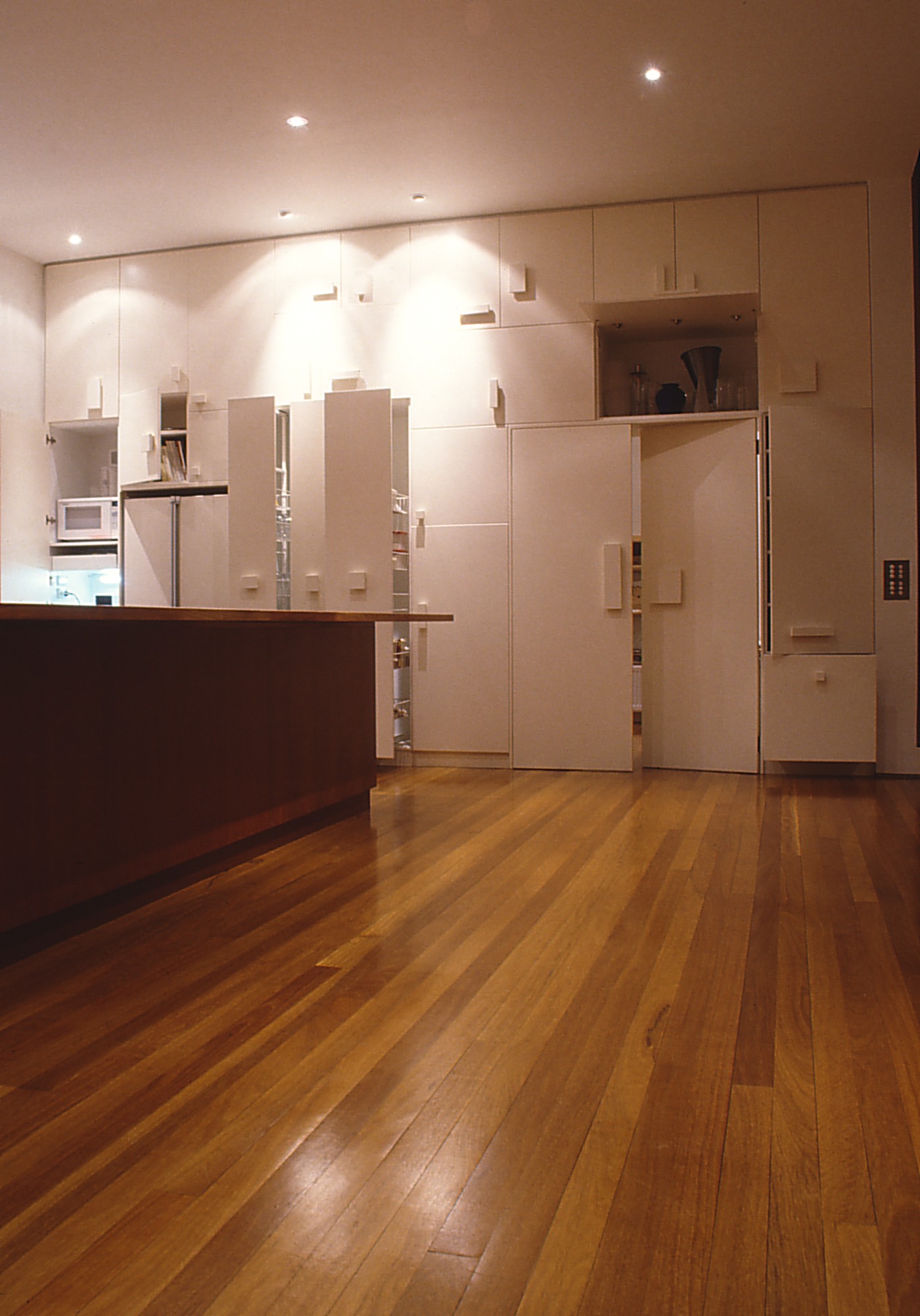 Slobom Residence #1_15_kitchen joinery_open_Stephen Varady Photo ©
