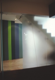 Pace McEwin Residence 10_translucent glass wall to stairwell_Stephen Varady Photo ©